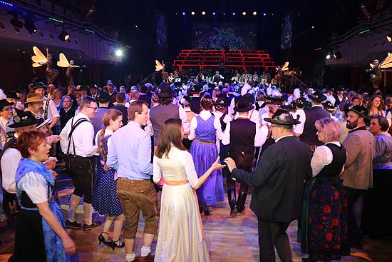 Alle machen mit : Oide Wiesn Bürgerball  im Deutschen Theater (©Foto:Martin Schmitz)